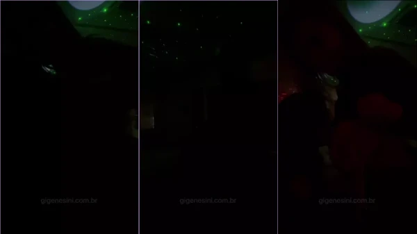 Giovanna Genesini aproveitando a balada com as teta sendo bem aproveitados