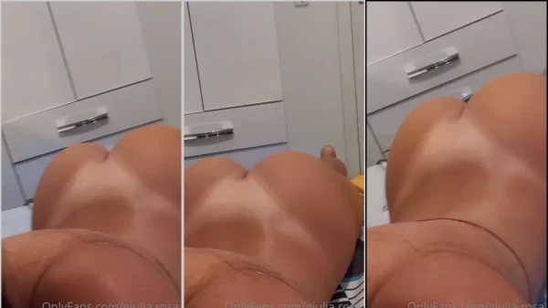 Giulia Rosa de boa na cama, sem roupa!