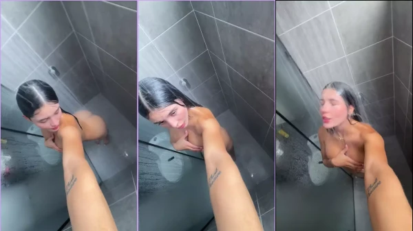 Hanna Miller, toda sexy e ensaboada, exibindo suas curvas no chuveiro