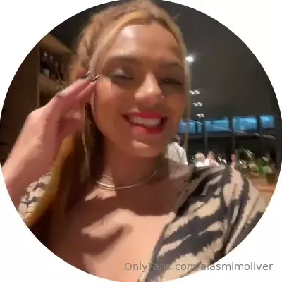 Iasmim Oliver registrando a sua balada com a galera
