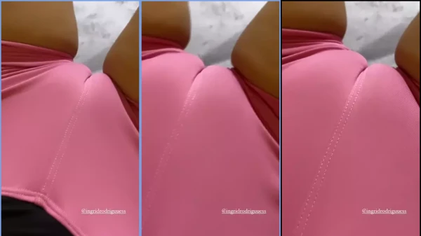 Ingrid Rodrigues de shorts rosa ressaltando a parte de baixo
