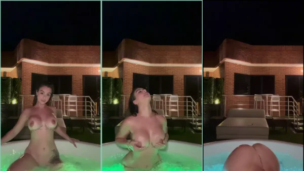 Iris Rodriguez gravou um vídeo pelada na banheira