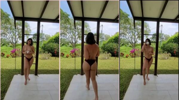 Isabela Torres, uma morena cheia de curvas, toda ousada, usando apenas calcinha e dispensando o sutiã