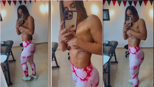 Isabella Inchaurregui se admirando no espelho, sem sutiã