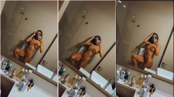 Isabella Inchaurregui, uma delícia, se exibindo nua na frente do espelho.