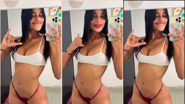 Jary de calcinha e uma blusinha branca gravando um vídeo