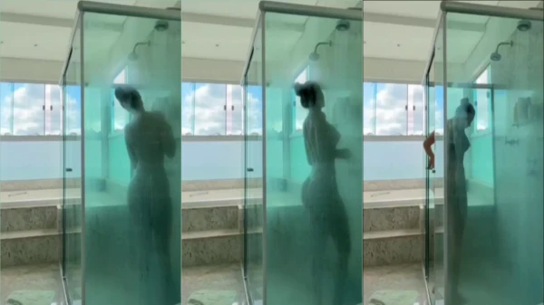 Jennefer Karoline está com o bundão enxaguado de água no chuveiro