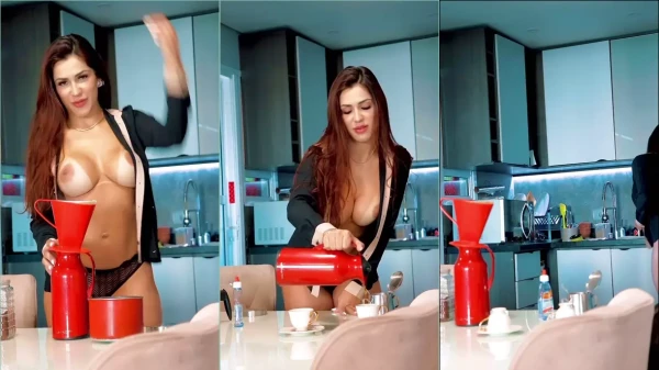 Jennifer Fabri preparando um café bem à vontade, com as teta de fora