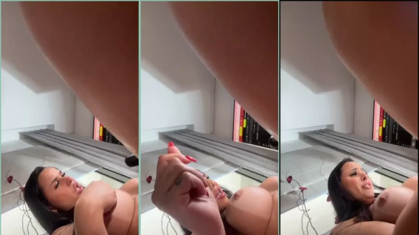 Jessica Minassian, soltando gemidos altos enquanto se dá prazer