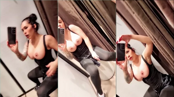 Johanita Gonzale mostrando as teta à mostra