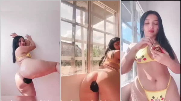Joselis Bolivar em um vídeo picante do OnlyFans, se divertindo com um vibrador na bunda