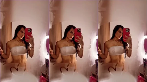 Juanita Gomez se exibindo na frente do espelho