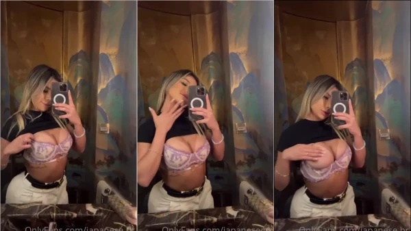 Jully Queiroz mostrando os peitinhos no banheiro do bar