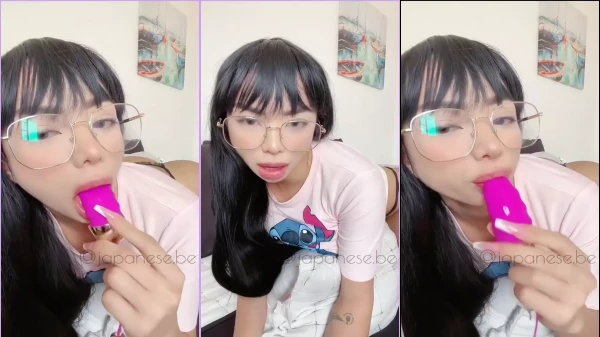 Jully Queiroz, uma fofura branquinha e nerd, com seu brinquedinho rosa