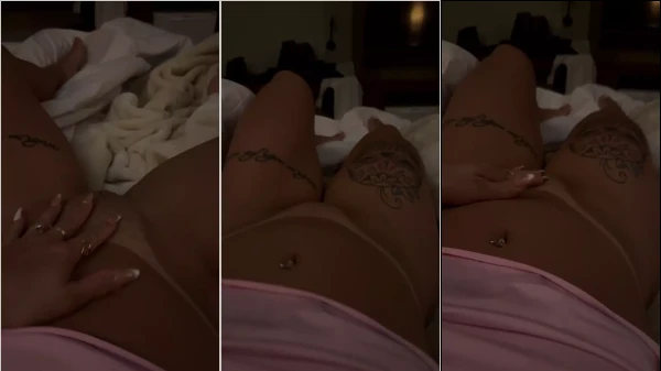 Kaaly, a ninfetinha gostosa, aparece no vídeo mostrando a sua bucetinha