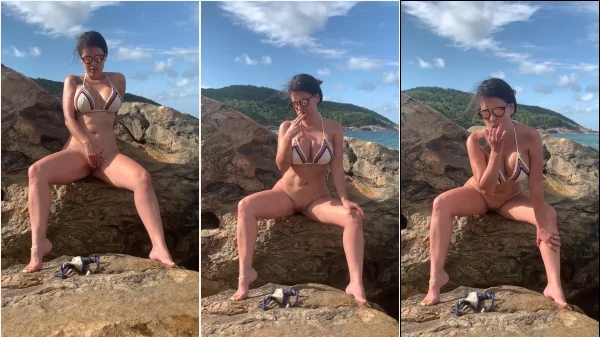 Kah Kampa se "divertindo" na areia da praia