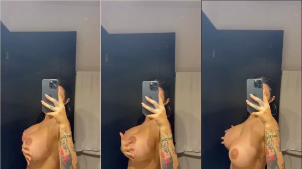 Karely Ruiz dando uma exibida na frente do espelho, toda nua