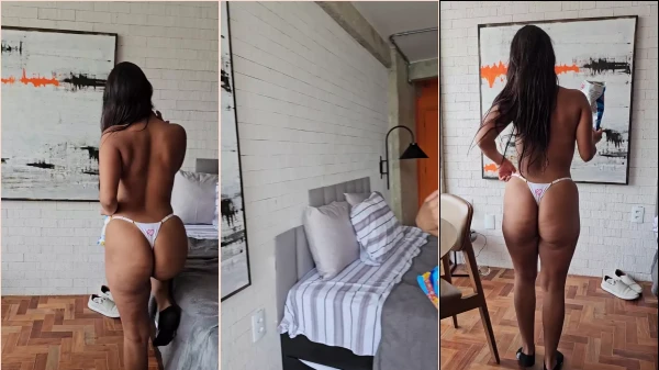 Karen Khalifa, a rainha das putarias, deu um show com um vibrador no bumbum!