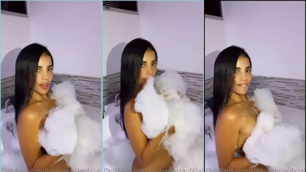 Karina Garcia, uma latina toda cheia de sabão na banheira!