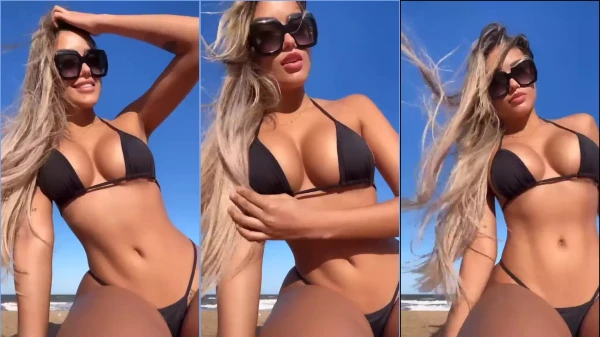 Karlyane Menezes arrasando no biquíni provocante na praia