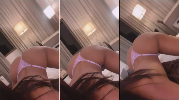 Karlyane Menezes de quatro na cama, hein?