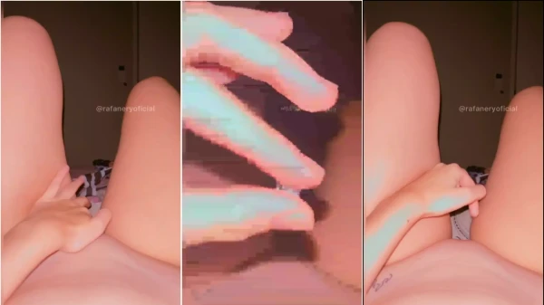 Karlyane Menezes se divertindo com a autoexploração