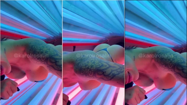 Karol Rosalin exibindo seu corpão cheio de tatuagens irresistíveis