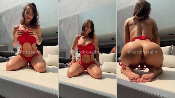 Karol Rosalin se divertindo, fazendo carinho nas teta e dando umas palmadas na bunda