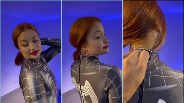 Karolyusetty toda estilizada com uma fantasia de Homem-Aranha