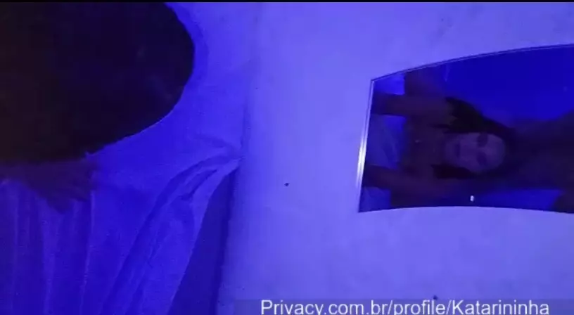 Katarininha, bem soltinha, mostrando o corpão de quatro