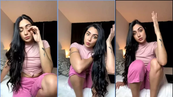 Katerine Traslavina na cama toda sensual, se mostrando à vontade