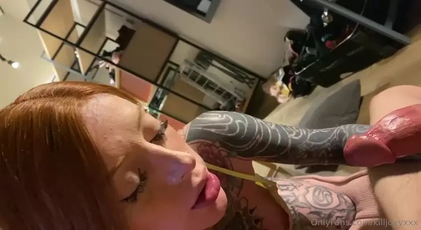 Kelly Medonly, a ruivinha irresistível, saboreando um brinquedinho