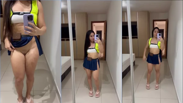 Kellyta Tharsys, a adolescente ousada, aparece totalmente à vontade em um vídeo pornô