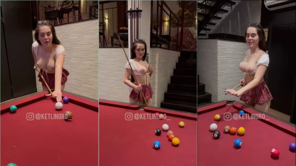 Ketlin Groisman jogando sinuca, sem calcinha e com os peitões à mostra