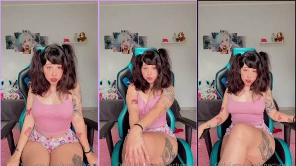 Kinechan, a gata, toda bonitona na cadeira, giving aquele sorrisinho de quem não sabe de nada