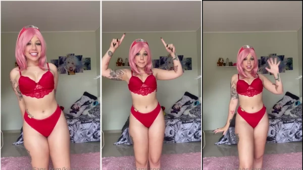 Kinechan com seu cabelo pink e calcinha vermelha bombando no OnlyFans!