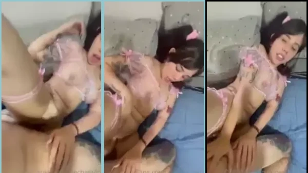 Kinechan de perna pra cima, levando uma boa pegada