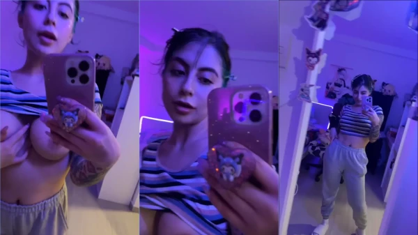 Lady Dusha, toda sensual, se exibindo na frente do espelho com as teta de fora