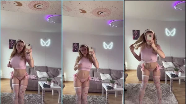 Lana, a Waifu, toda charmosa com sua calcinha e blusa rosa, se exibindo enquanto dança