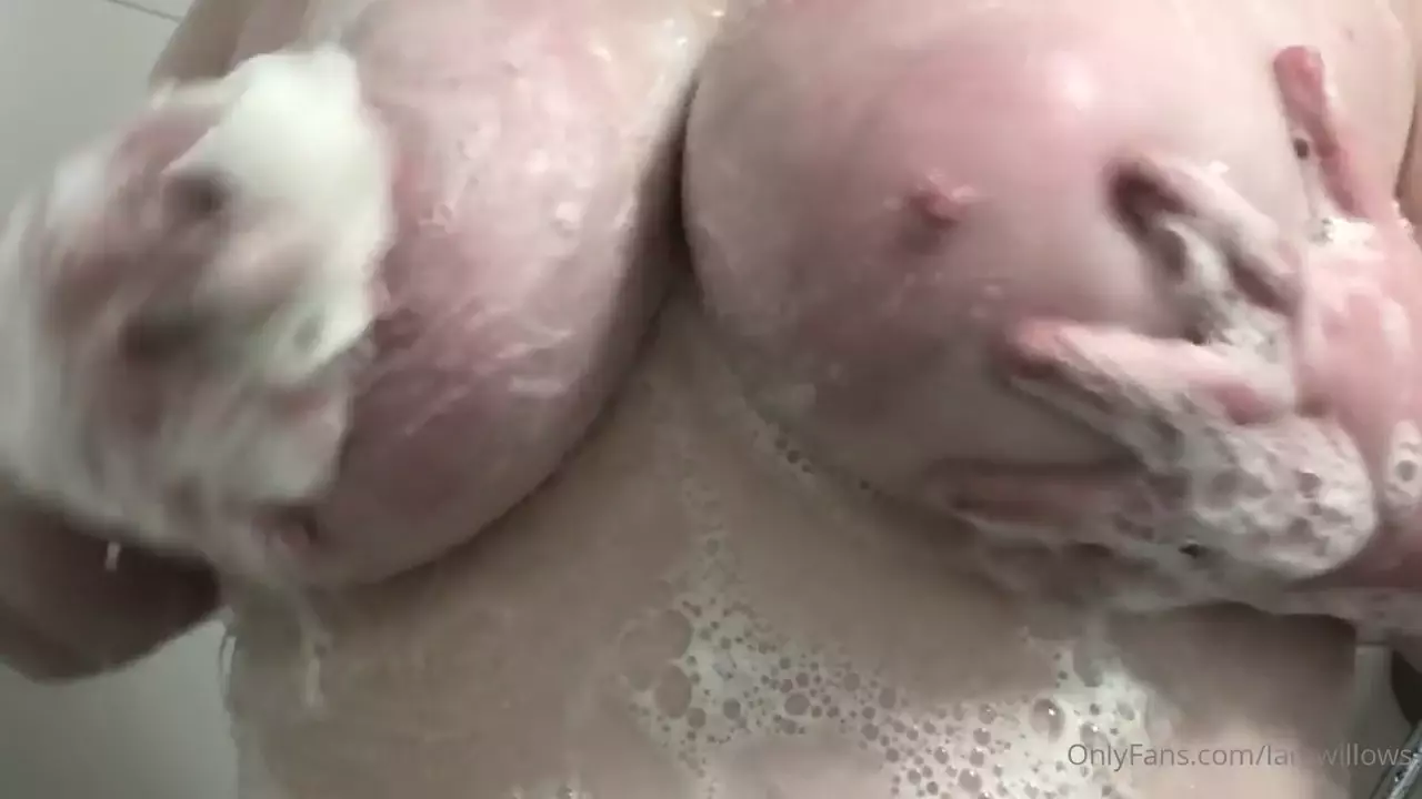 Lara Rose fazendo um pornô caseiro, dando um talento nas teta lindos enquanto toma banho