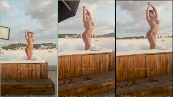 Larissa Sumpani de boa na hidro, sem roupas