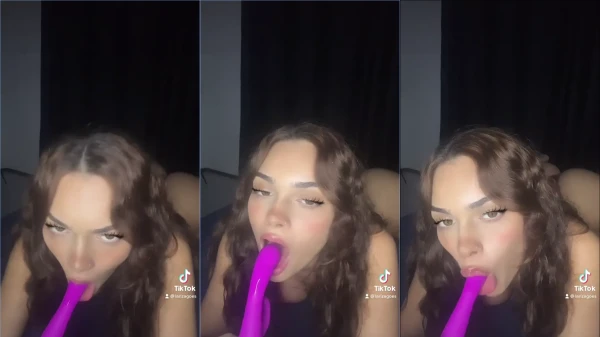 Lariza Goes gravou um vídeo se deliciando com o vibrador todo babado