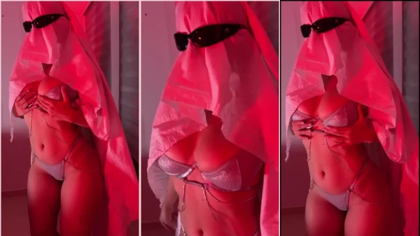 Laura Amaya linda, com seios volumosos, se tocando de um jeito bem provocante