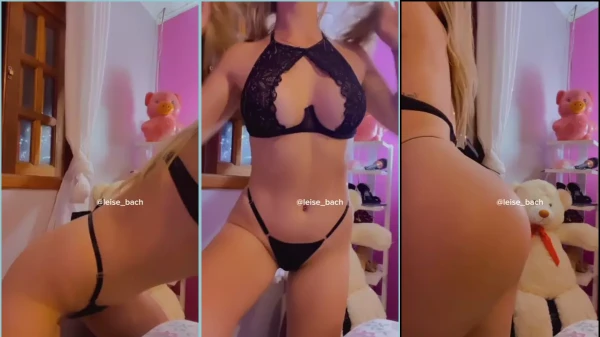 Leise Bach, toda gostosinha e sexy, se gravando na câmera