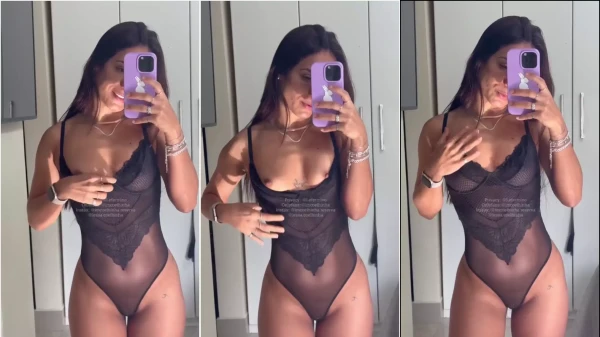 Lessa Fermino de biquíni escuro gravando um vídeo no espelho