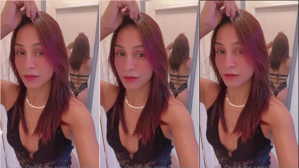 Lessa Silva de calcinha preta se admirando no espelho