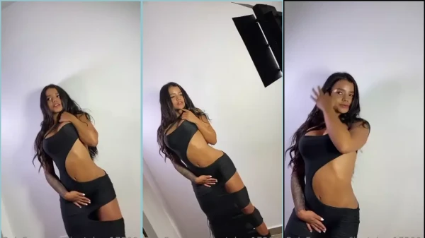 Lina Tobon arrasando num vestido preto, toda cheia de charme