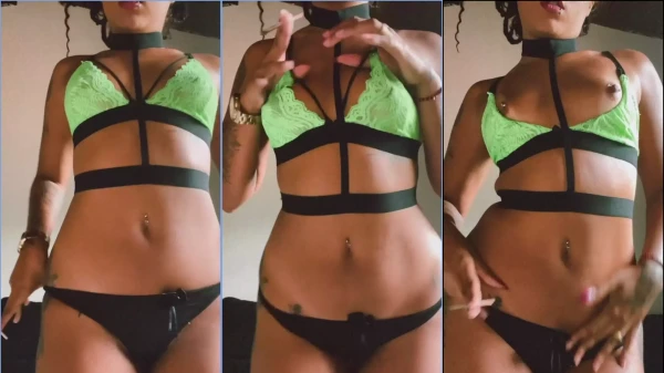 Lívia Vitória, a brasileira, dando um trago enquanto dança no strip
