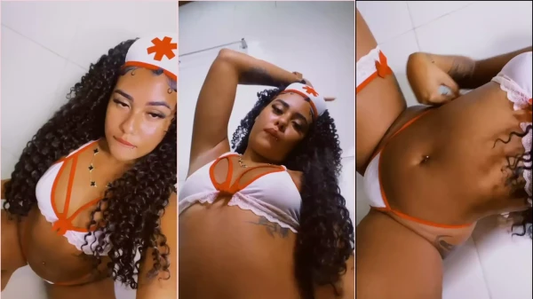 Livia Vitoria, toda linda e cheia de charme, se provoca e sente prazer
