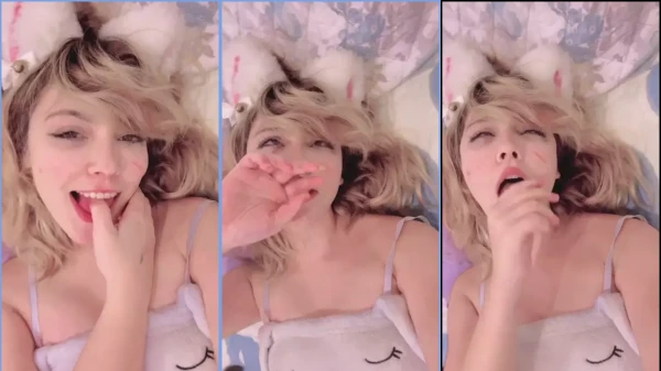 Loira safadinha Yorsuccubusuwu se lambendo cheia de desejo